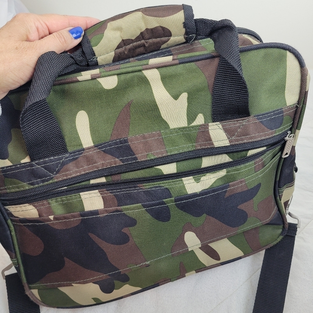 Rockland Small Carryon Travel Bag Green Camo Outside Zip Pockets Shoulder Strap - Picture 10 of 10